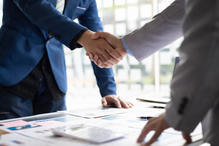 twee zakelijke partners geven elkaar een hand als samenwerking